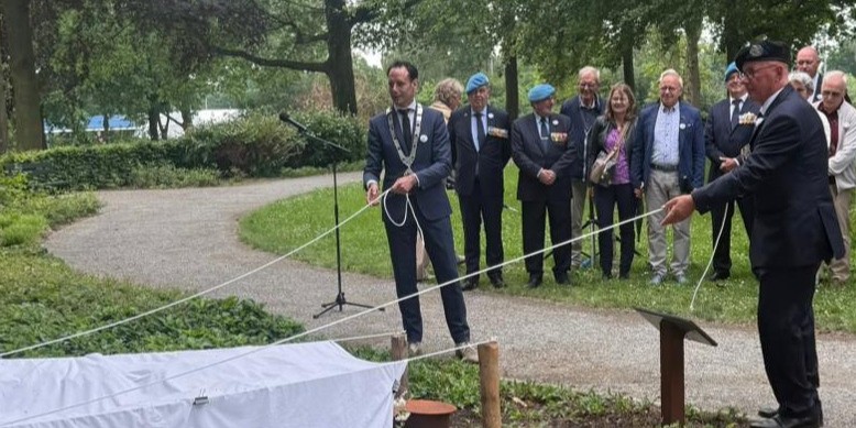 Foto: Elburg onthult Witte Anjer Perk op stadswal als eerbetoon aan veteranen