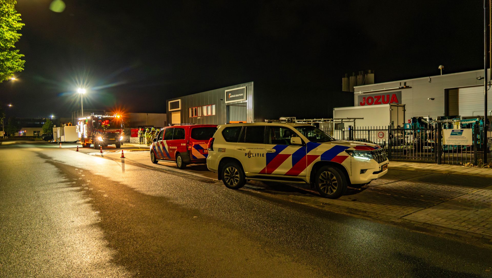 Foto: Eerst lekkage, daarna arrestaties bij bedrijfspand in Harderwijk