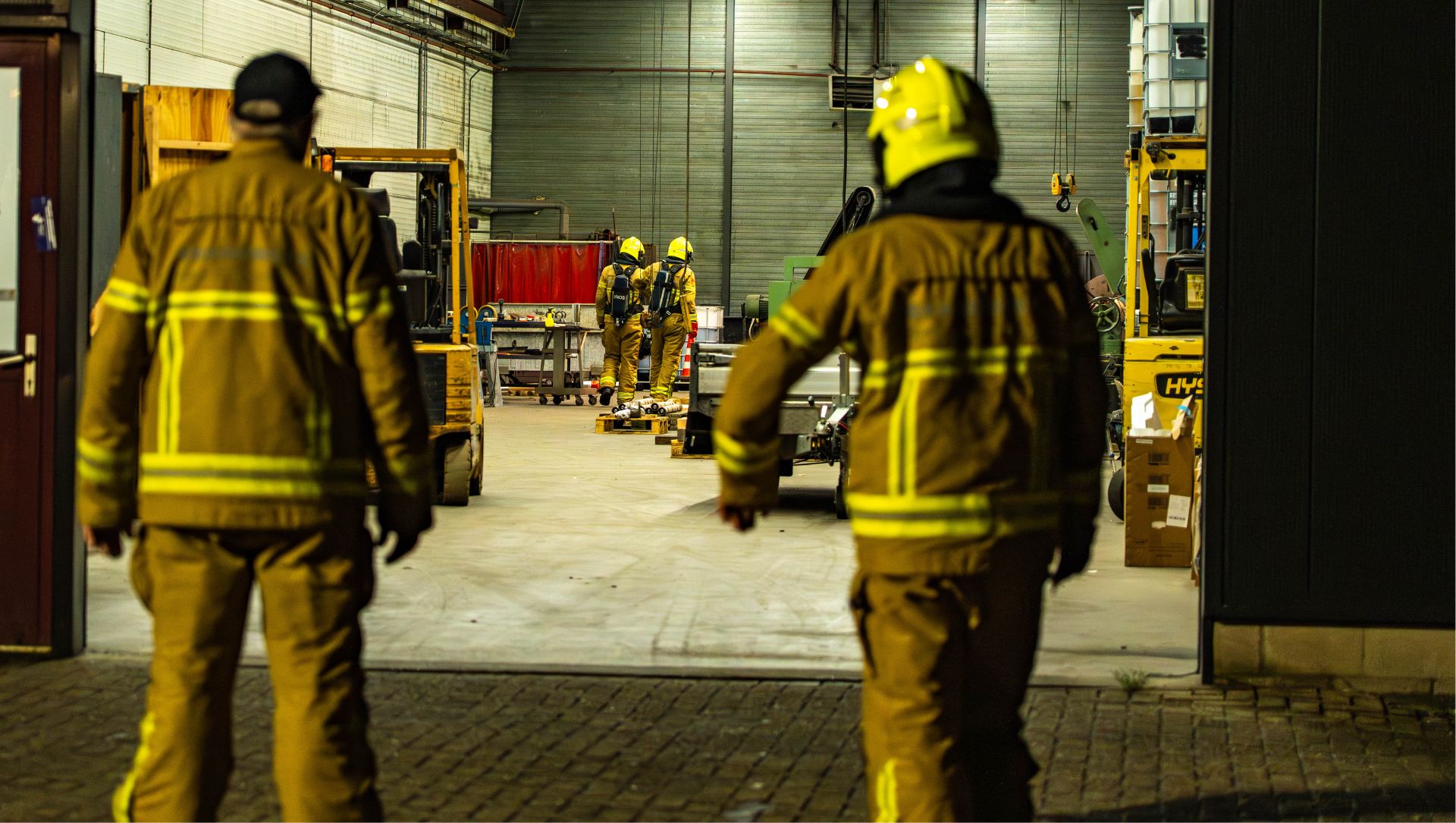 Foto: Eerst lekkage, daarna arrestaties bij bedrijfspand in Harderwijk