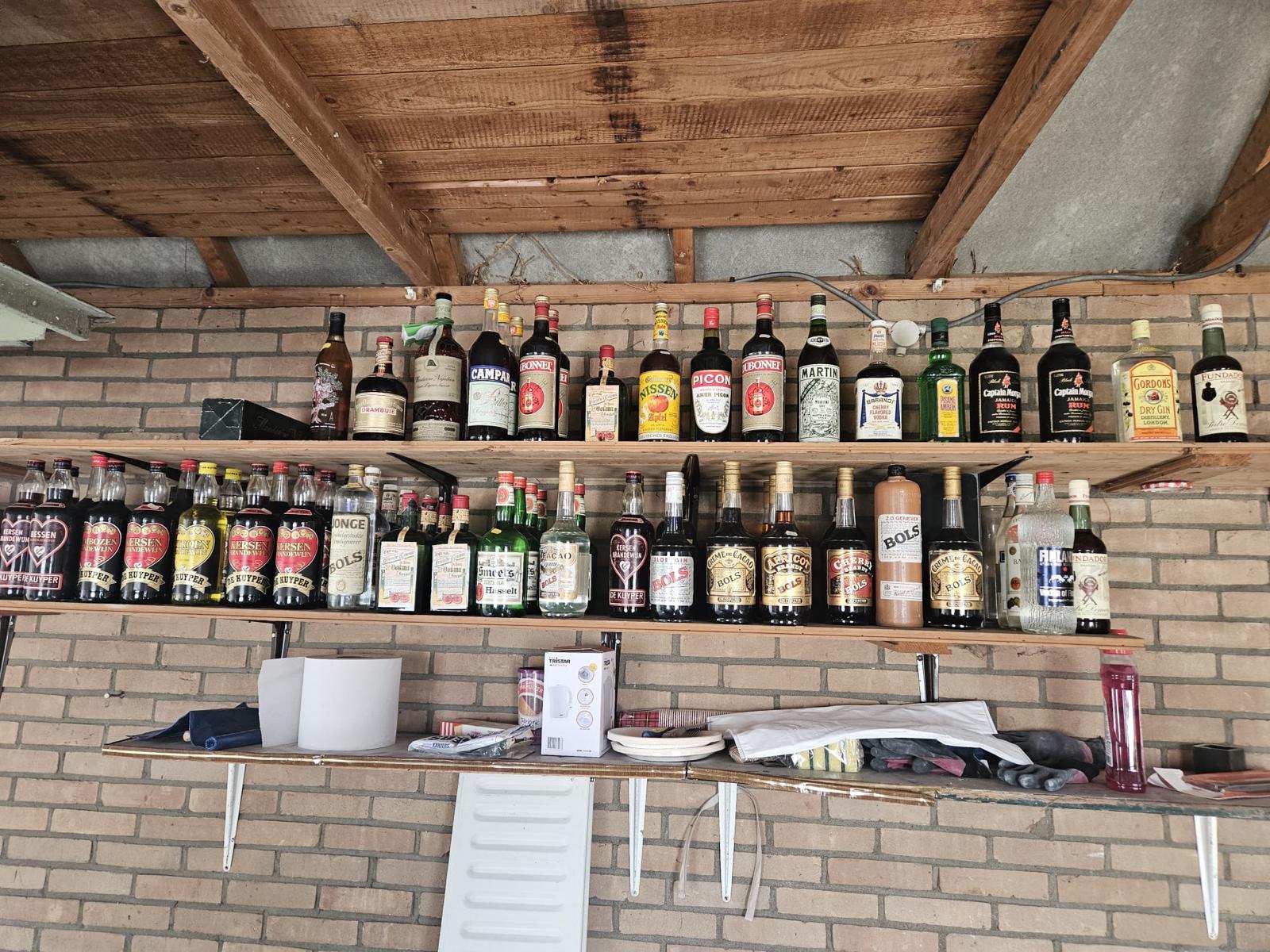 Foto: Dennis en Tonette ontdekken verborgen drank in alle hoeken van hun huis