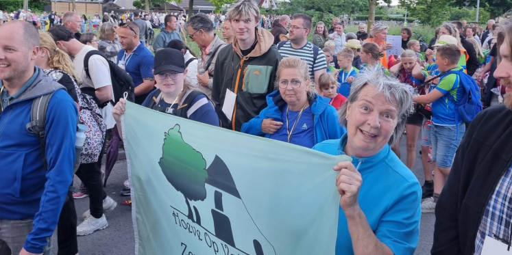 Foto: Avondvierdaagse met de Zorg-Werkboederij Hoeve op Vollenhof