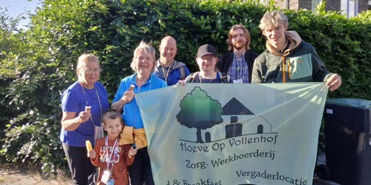 Foto: Avondvierdaagse met de Zorg-Werkboederij Hoeve op Vollenhof