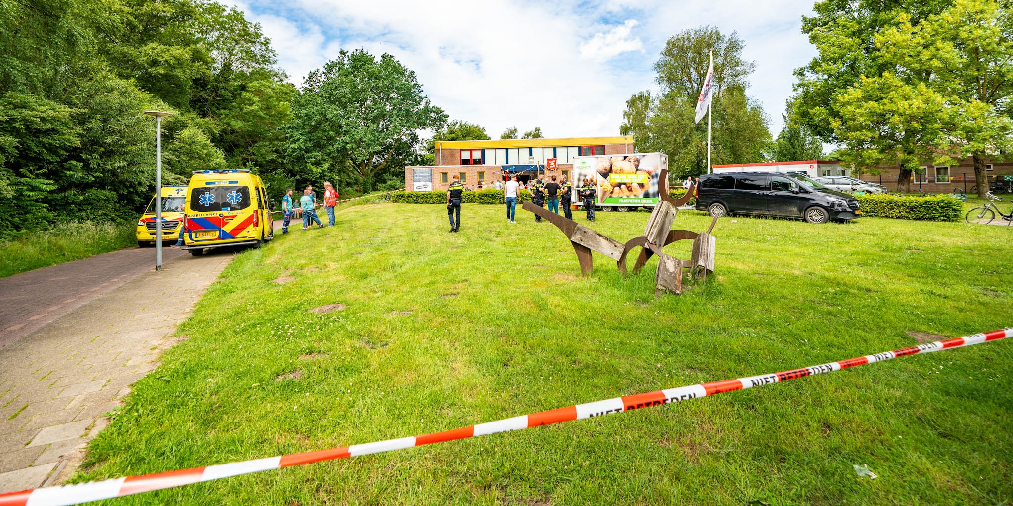 Foto: Gasfles ontploft bij frietkraam van Leger des Heils in Harderwijk: twee gewonden, één ernstig