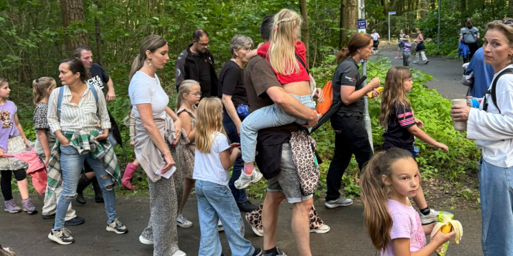 Foto: Regen kan feeststemming avondvierdaagse in Hulshorst niet wegspoelen