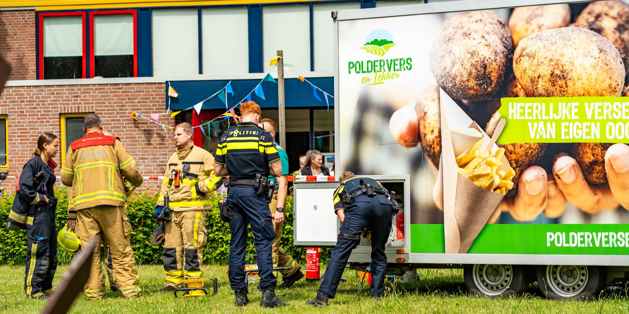 Foto: Gasfles ontploft bij frietkraam van Leger des Heils in Harderwijk: twee gewonden, één ernstig