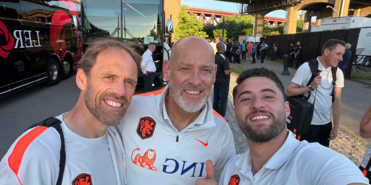 Foto: Fysio van Oranje: sportverslaggever Gerrit van Olst maakt het WK van dichtbij mee