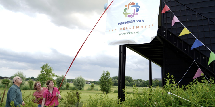 Foto: Feestelijke bijeenkomst Erf Hellenbeek met een mooie verrassing