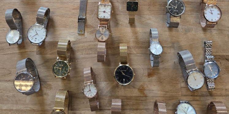 Foto: Magneetvissende jongeren doen opmerkelijke vondst: 35 horloges uit vijver gehaald