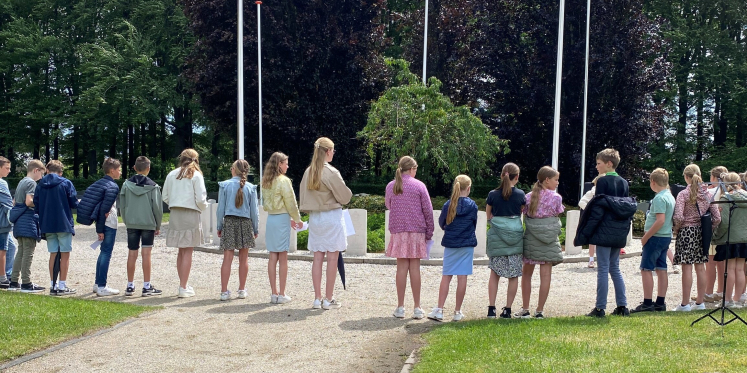 Foto: Groepen 8 Eben-Haëzerschool adopteert oorlogsgraven in Oldebroek