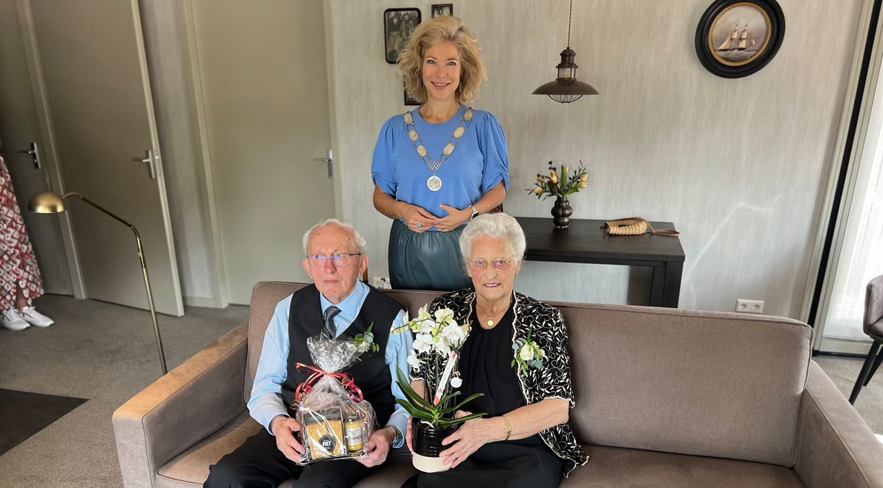 Foto: Van jonge verliefdheid naar een bijzonder jubileum: felicitaties voor echtpaar Van den Hardenberg