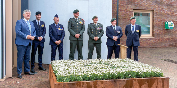 Foto: Putten opent blijvend eerbetoon aan veteranen met Witte Anjer Perk