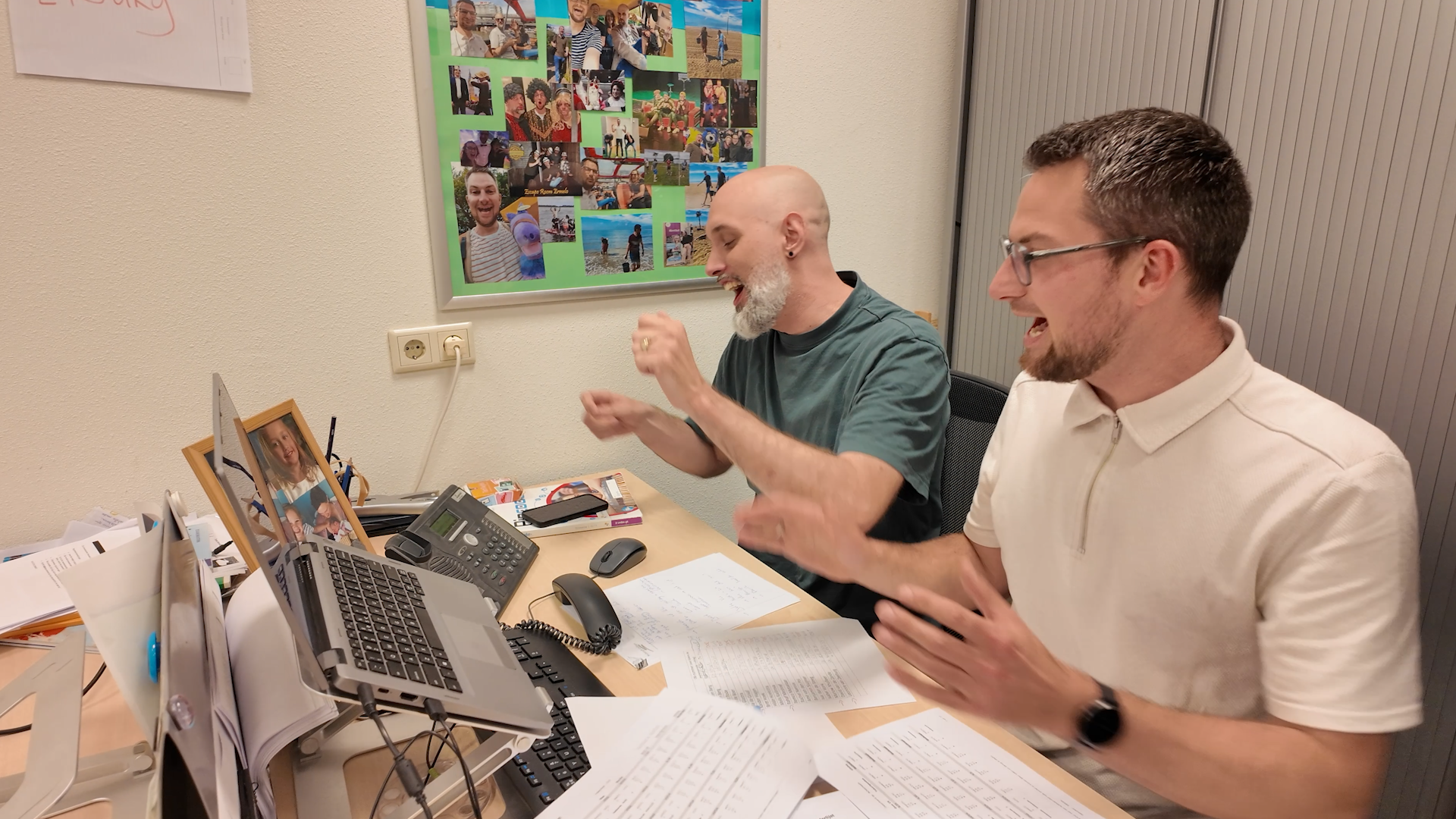 Foto: Na examenstress volgt eindelijk dat verlossende telefoontje: geslaagd!