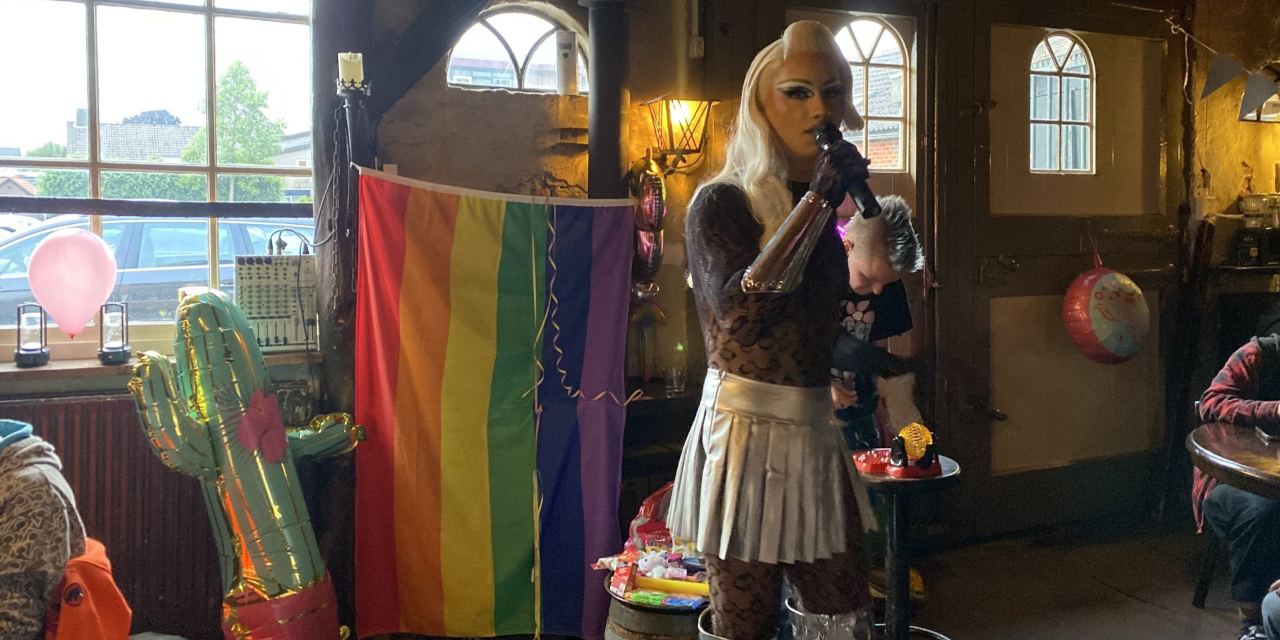Foto: Dragbingo met dragqueen VENOM