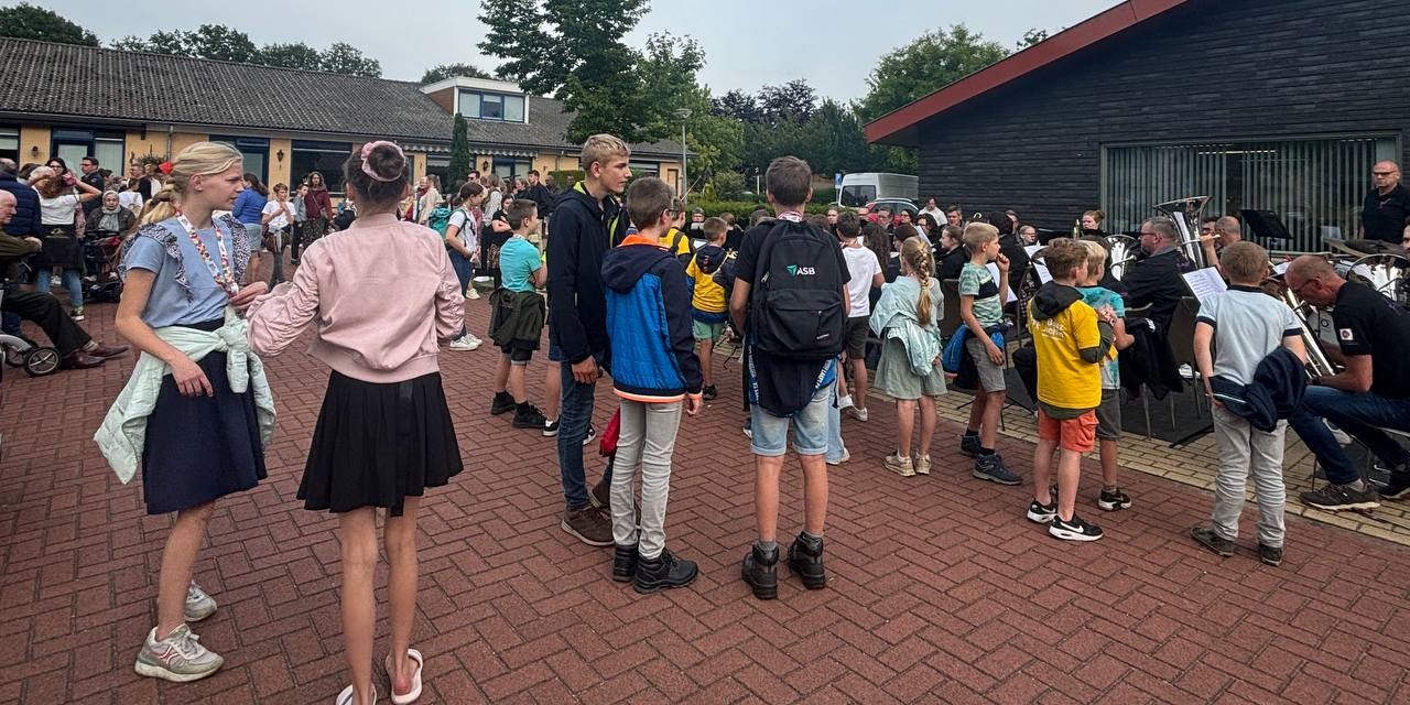 Foto: Samen wandelen tijdens Avondvierdaagse Elspeet