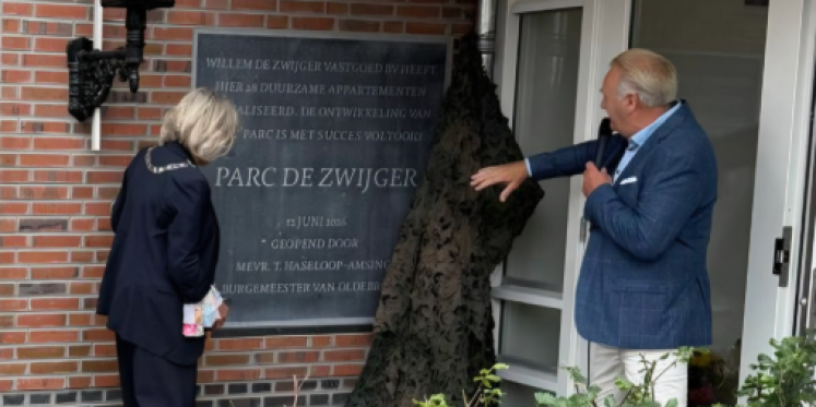 Foto: ChristenUnie Oldebroek bij appartementengebouw van Parc de Zwijger