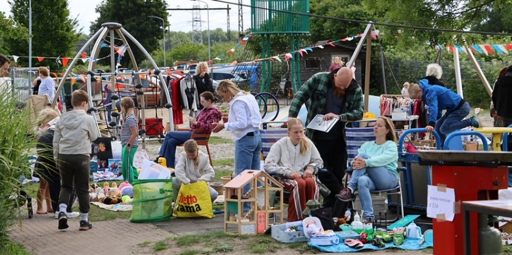 Foto: Eerste rommelmarkt in Speeltuin De Vogelenzang trekt veel bezoekers