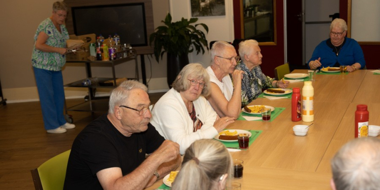 Foto: Traktatie van Oranjevereniging Moed & Vertrouwen valt goed in de smaak