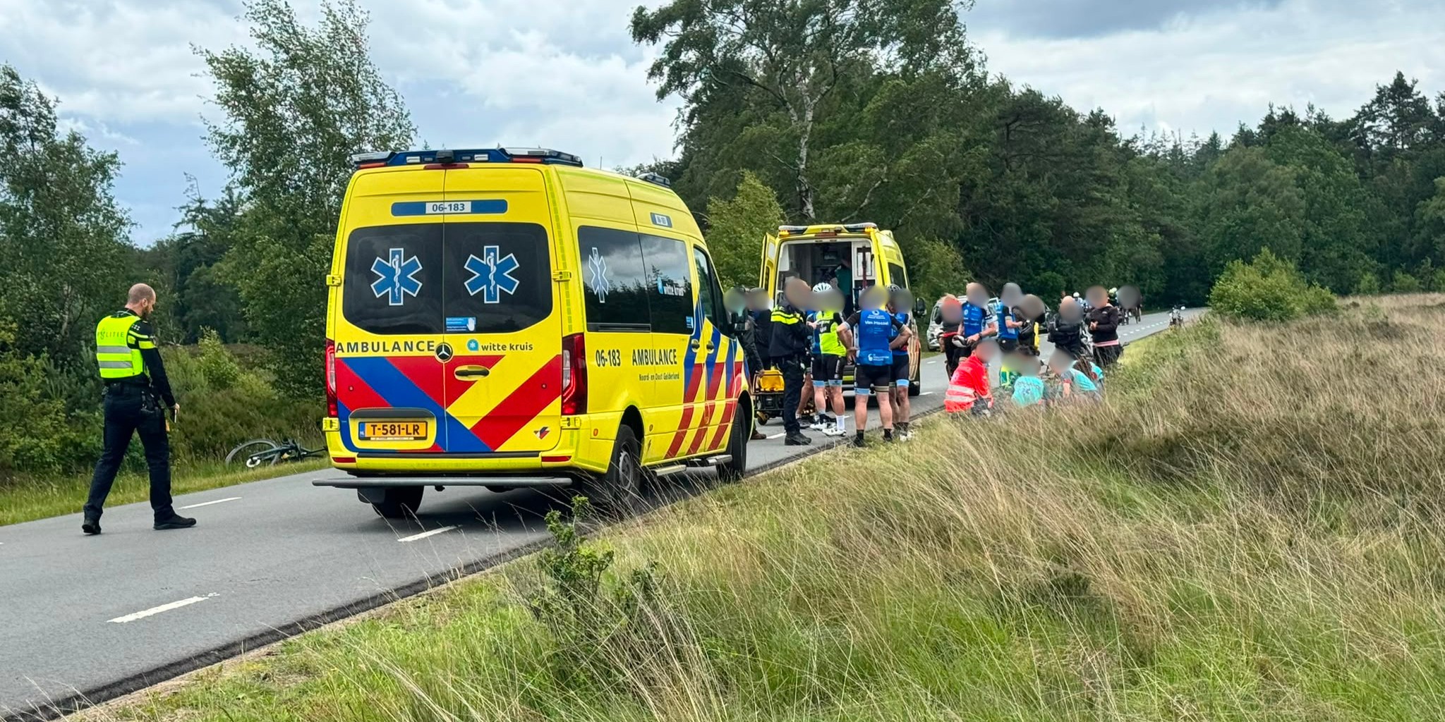 Wielrenner botst op stilstaande motor en raakt gewond