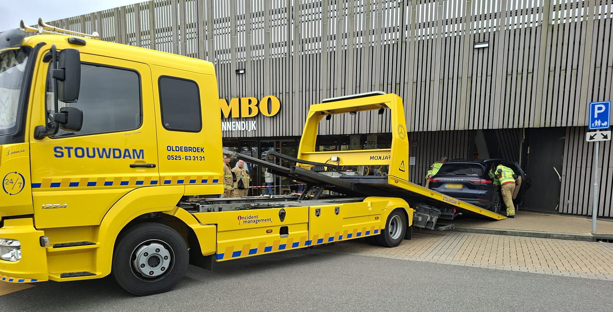 Foto: Automobiliste rijdt ineens Jumbo-supermarkt in Nunspeet binnen