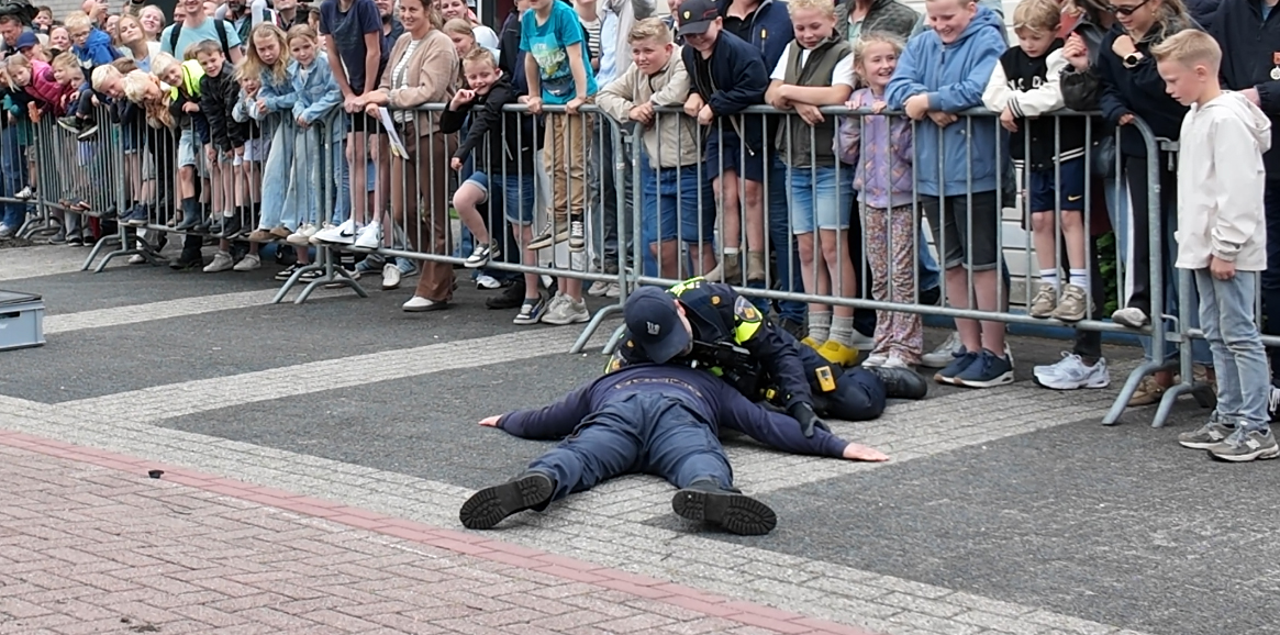 Foto: Lastig doen bij hulpdiensten? Dan kan dit gebeuren: ‘Soms wordt het stoeien’
