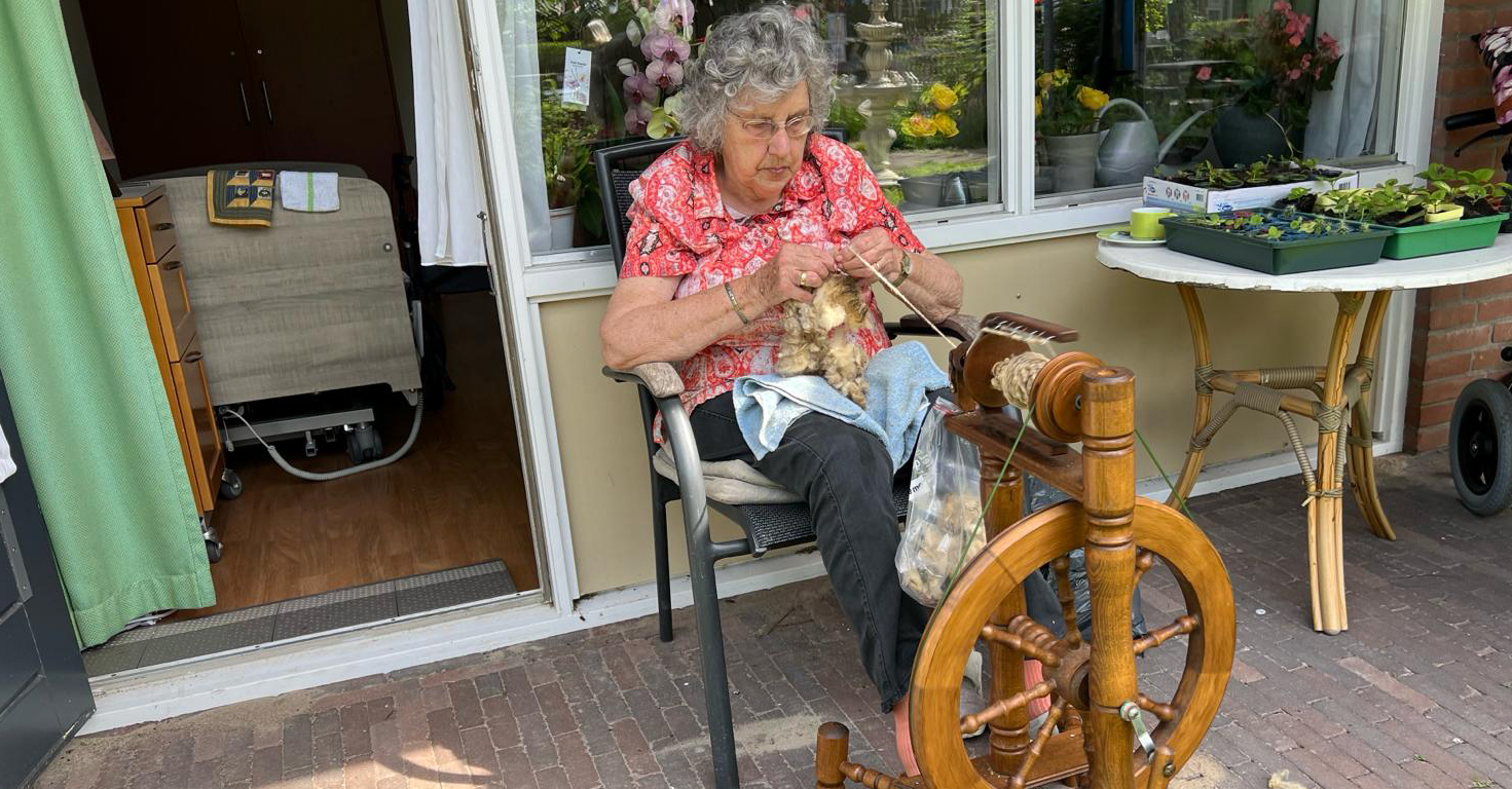 Foto: Mooi weer? Dan komt Lies (84) met haar antieke spinnenwiel naar buiten