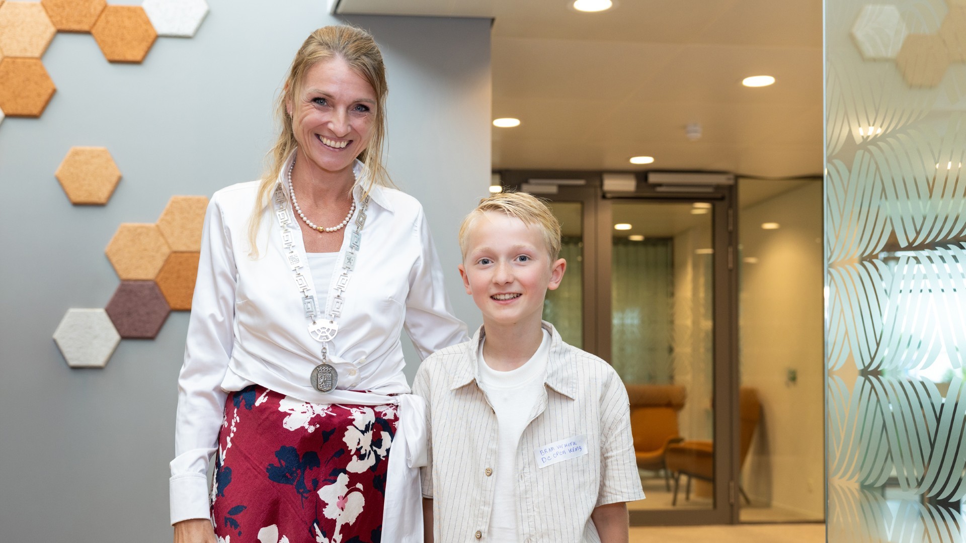 Foto: Nijkerk krijgt eerste kinderburgemeester: Bram Verkerk (10) gekozen