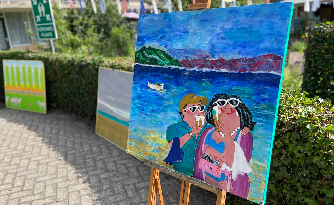 Foto: Mooi weer? Dan komt Lies (84) met haar antieke spinnenwiel naar buiten