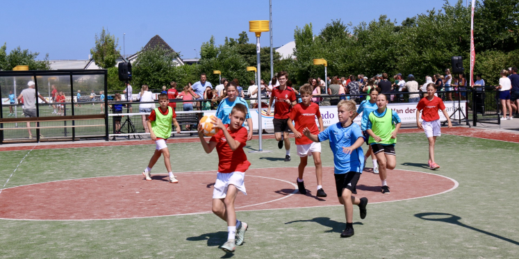 Foto: Bijna 60 teams doen mee aan 41e Kok & Heijkamp Makelaars Schoolkorfbaltoernooi