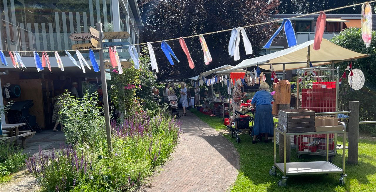 Foto: Mooi weer? Dan komt Lies (84) met haar antieke spinnenwiel naar buiten