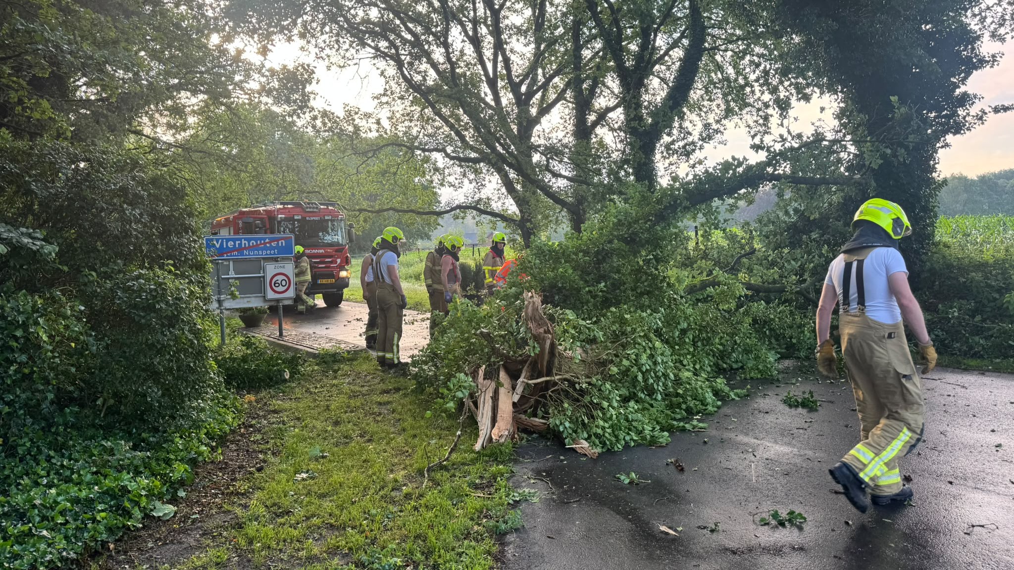 Foto: ZIEN - Noodweer richt flinke schade aan: brand in Uddel en omgevallen bomen