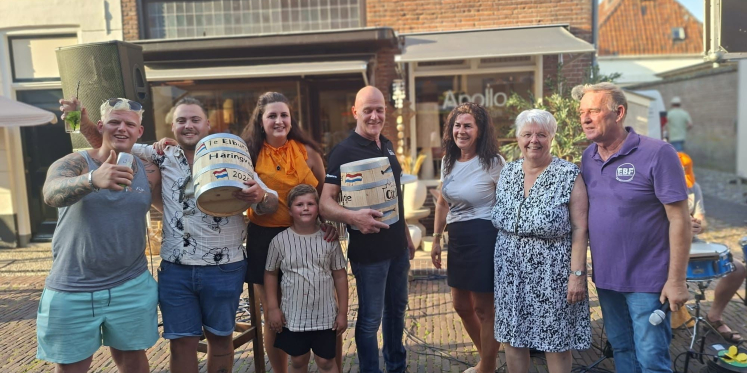 Foto: Eerste vaatje haring levert € 5.000 op voor Speelgoedbank en Vrienden van Feithenhof