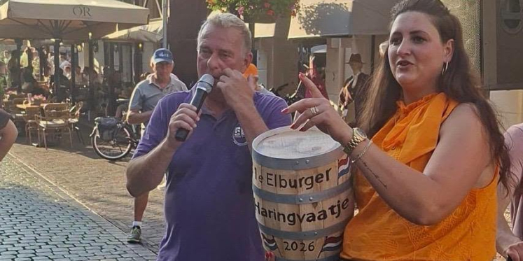 Foto: Eerste vaatje haring levert € 5.000 op voor Speelgoedbank en Vrienden van Feithenhof