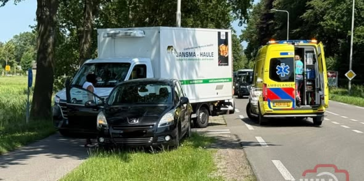 Foto: Stilstaande auto te laat opgemerkt: kop-staartbotsing in Oldebroek