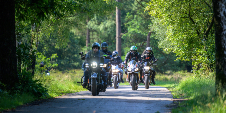 Foto: Ruim 200 motoren trekken bekijks tijdens toertocht vanuit Oosterwolde