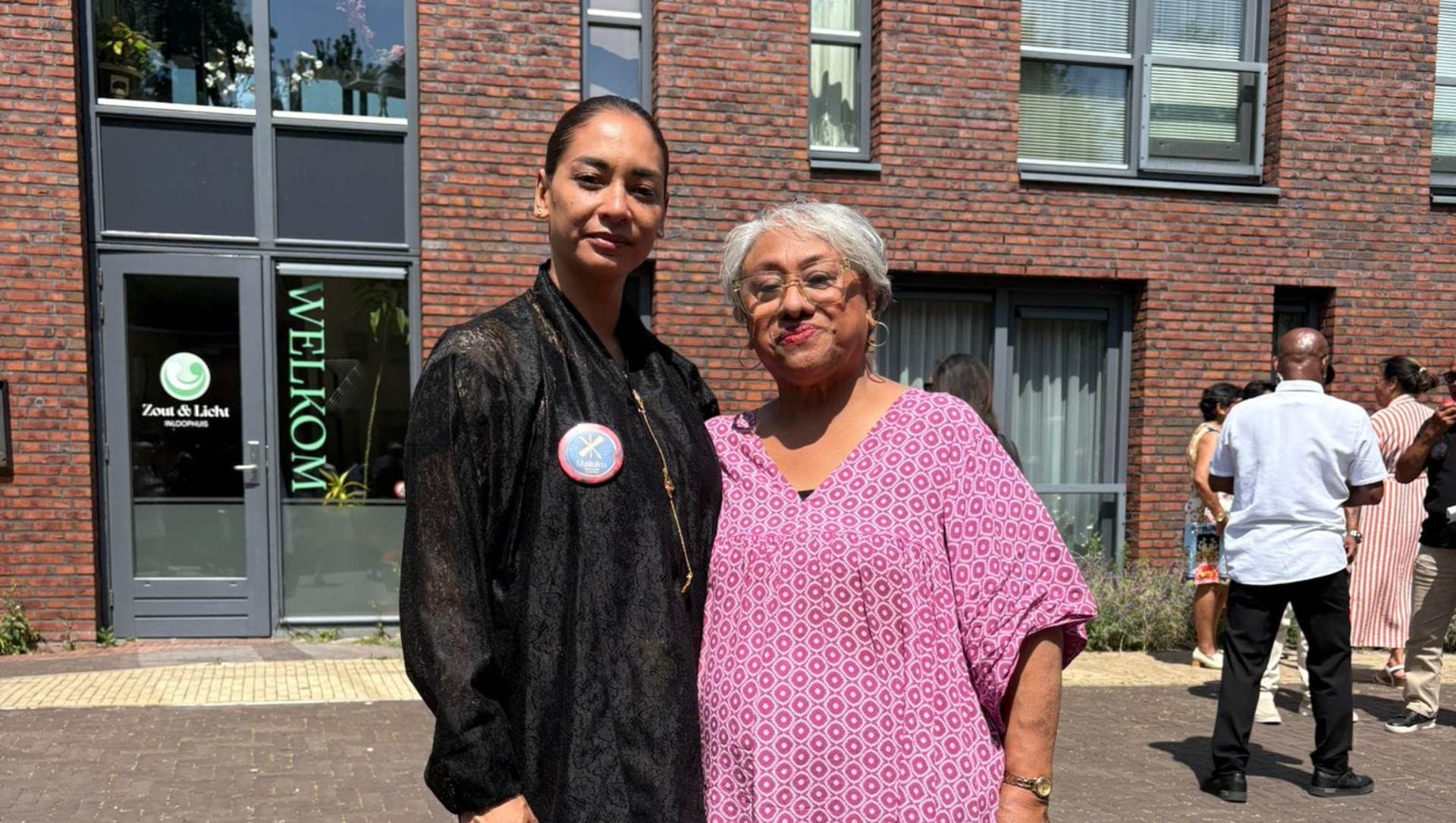 Foto: Tranen bij Barneveldse Molukse na excuses kabinet: 'Eindelijk erkenning, maar ook argwaan'