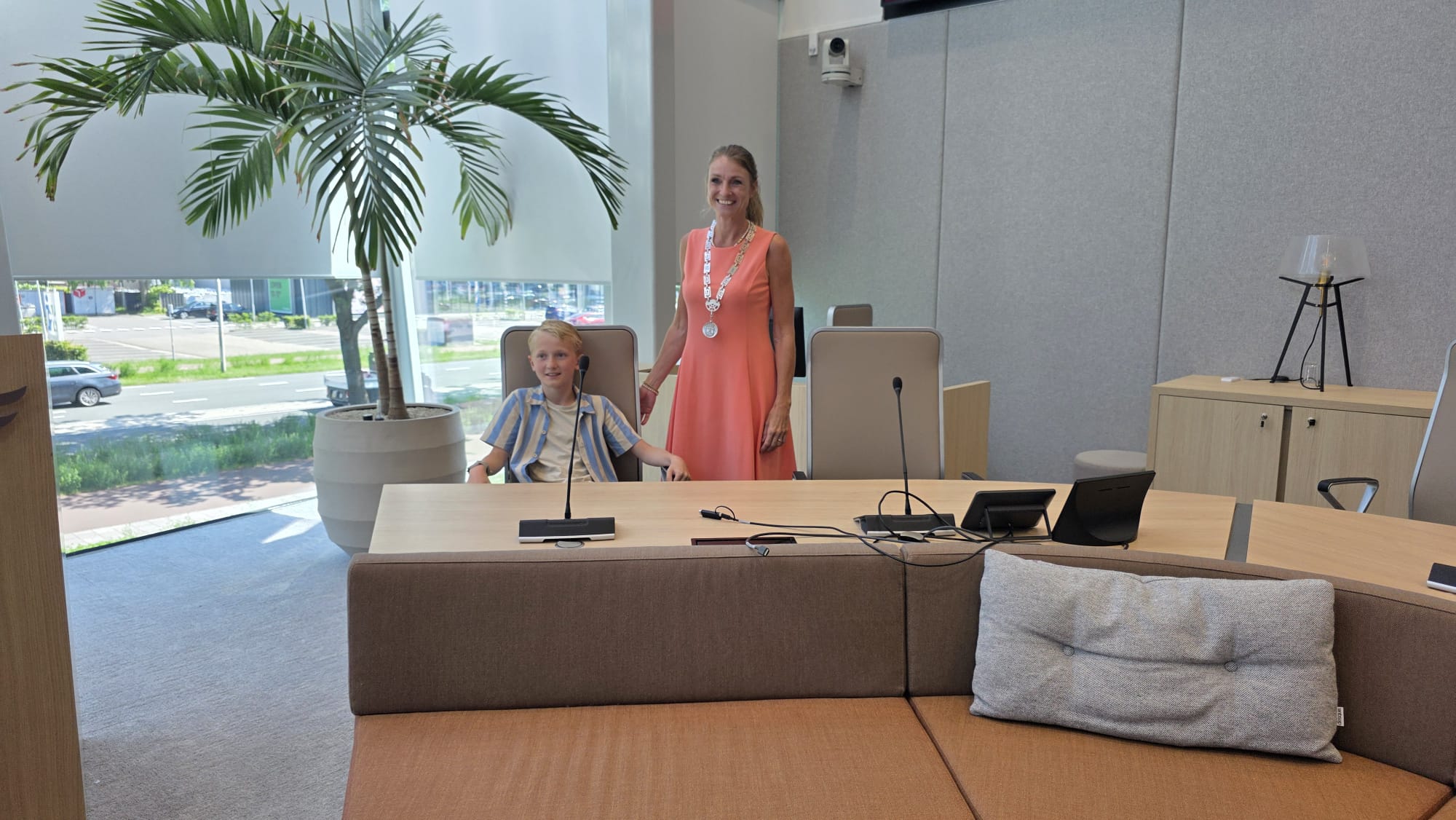 Foto: Bram Verkerk officieel beëdigd als eerste kinderburgemeester van Nijkerk