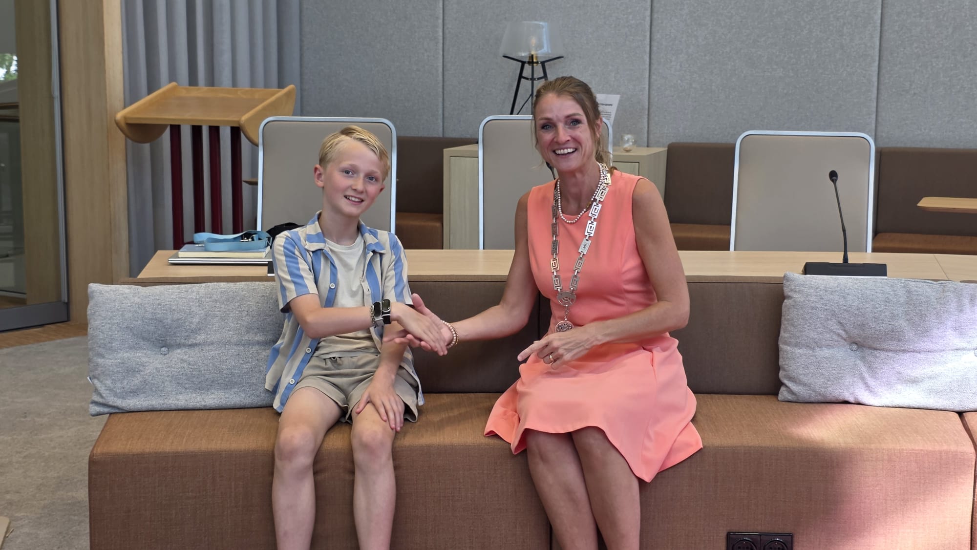 Foto: Bram Verkerk officieel beëdigd als eerste kinderburgemeester van Nijkerk