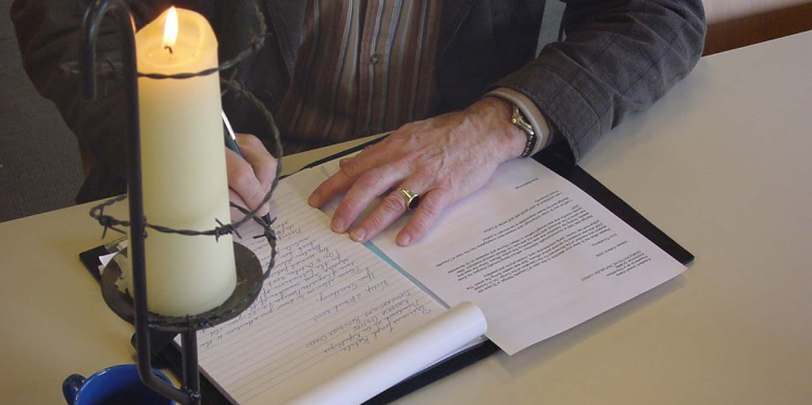 Foto: Amnesty houdt schrijfavond in Wezep