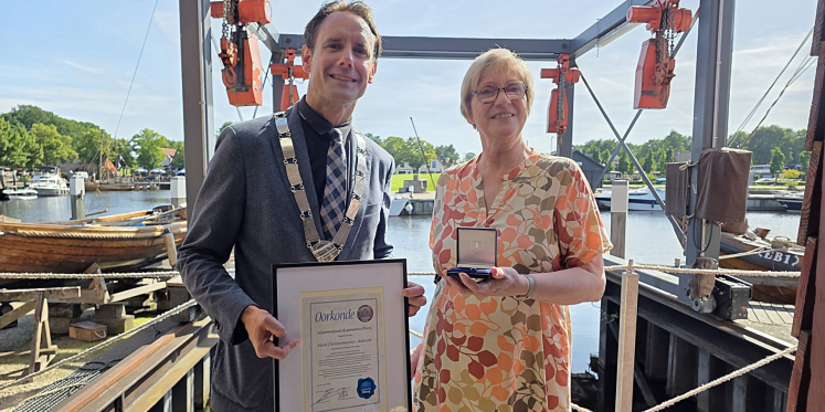 Foto: Gemeente Elburg reikt Erepenning uit aan Lyda Sneevliet-Radstaak