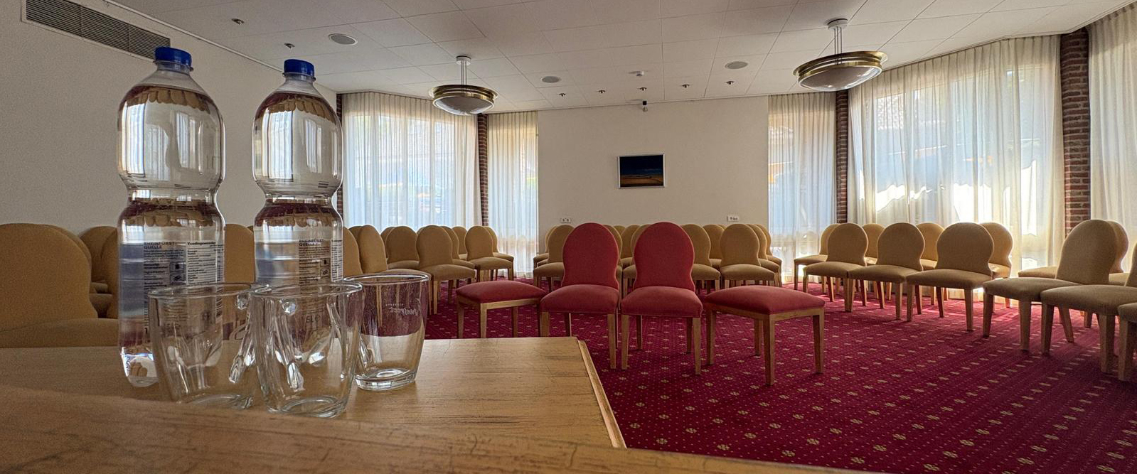 Foto: Bruin water, dixi’s en een koele trouwzaal: gemeentehuis moest improviseren