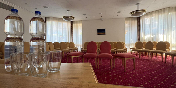 Foto: Bruin water, dixi’s en een koele trouwzaal: gemeentehuis moest improviseren