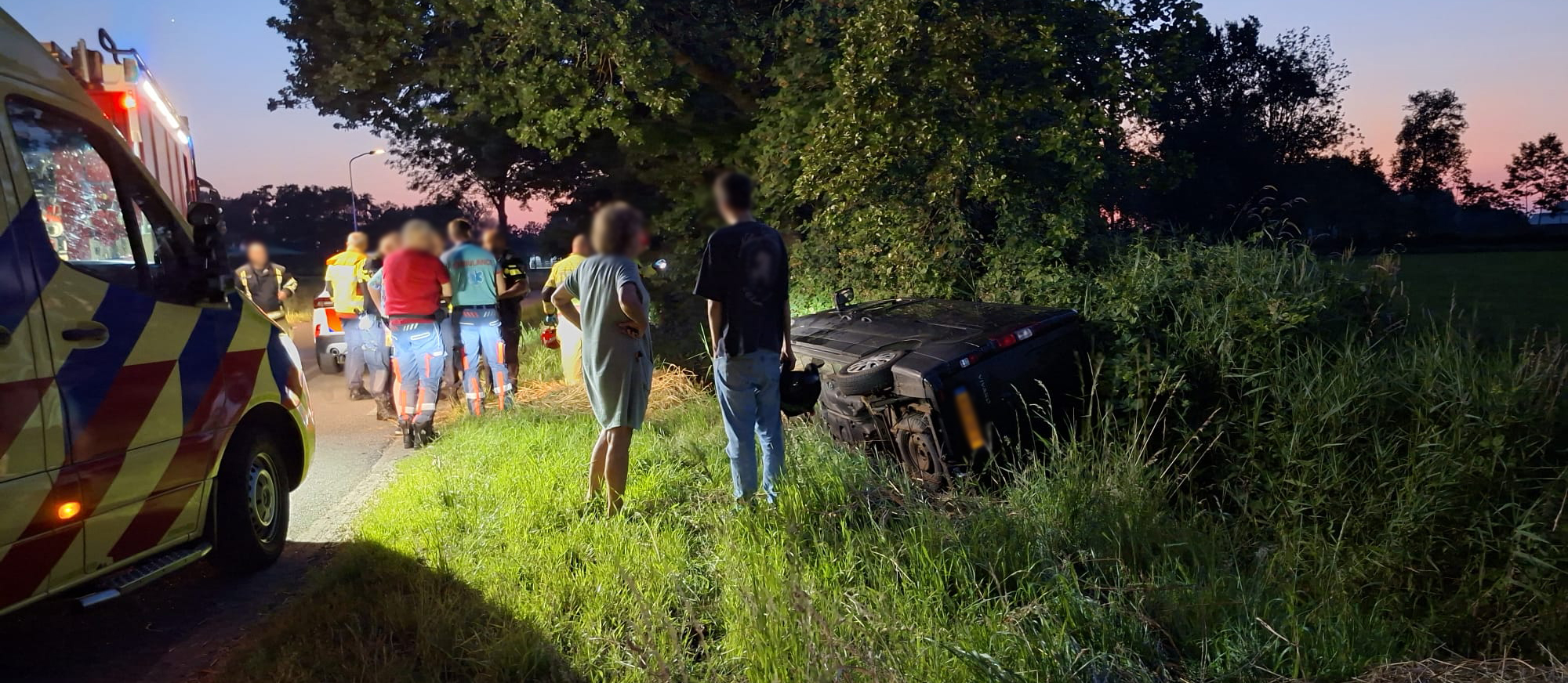 Foto: Bestelbus belandt in de sloot op de Vreeweg in Nunspeet