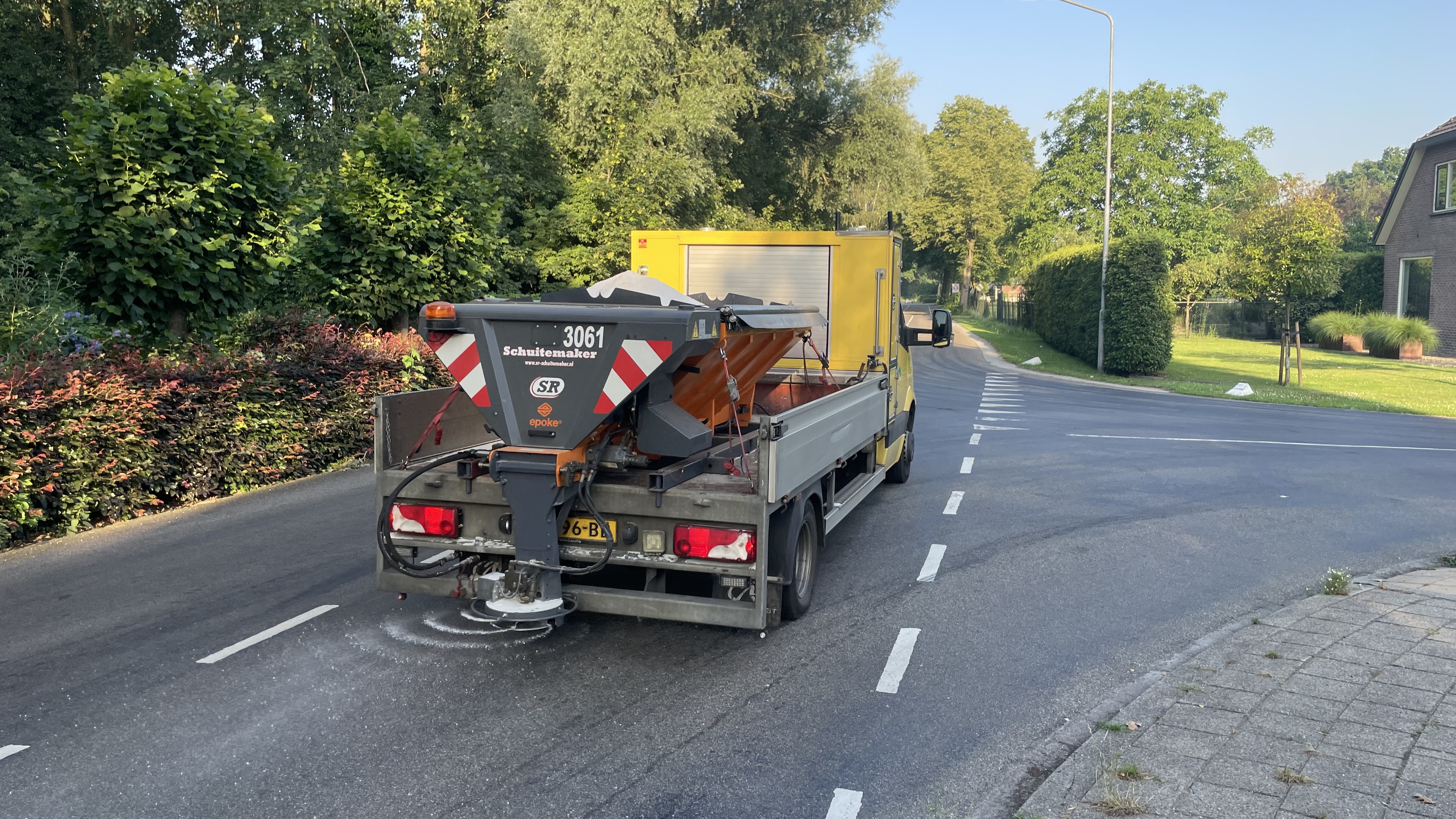 Foto: Meer dan 35 graden en tóch de strooiwagen op pad: dit is er aan de hand
