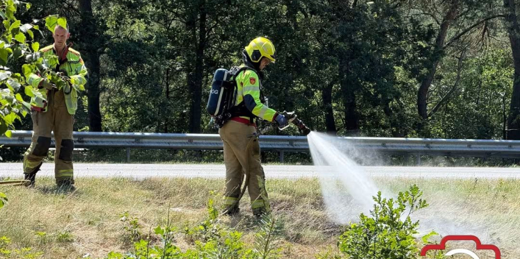 Foto: Kleine bermbrand langs A28 snel onder controle
