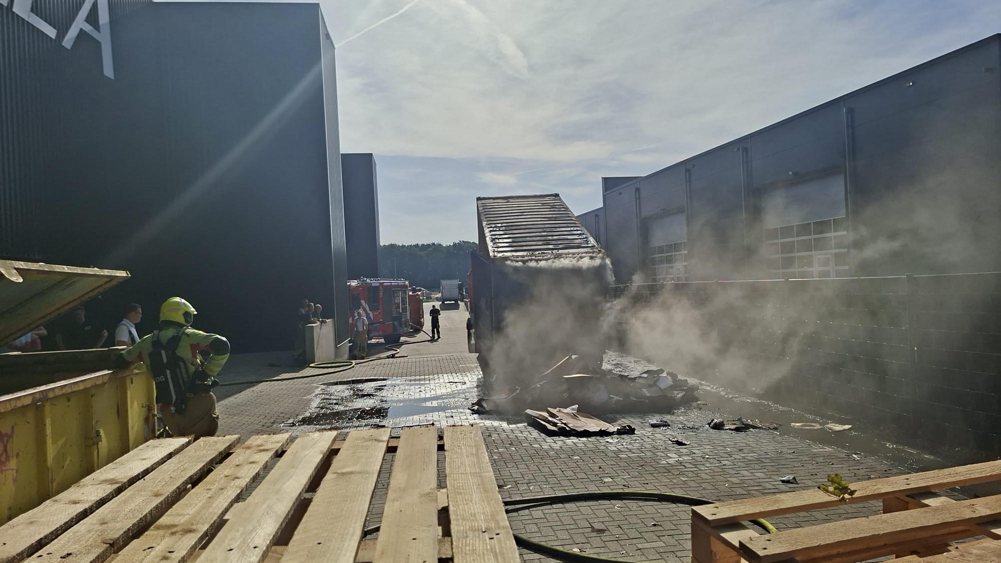 Foto: Flinke rook bij containerbrand Max Badkamers blijkt klein incident
