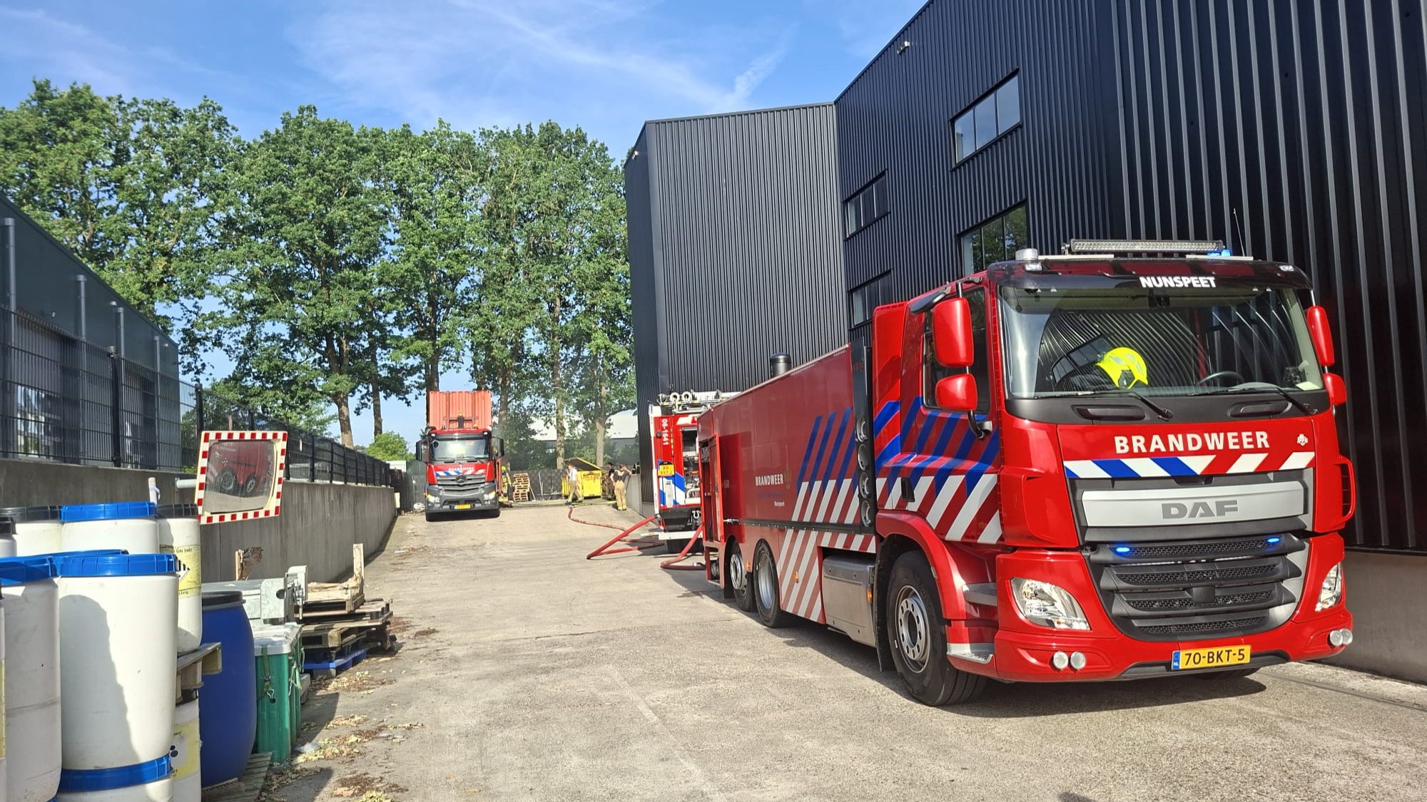 Foto: Flinke rook bij containerbrand Max Badkamers blijkt klein incident