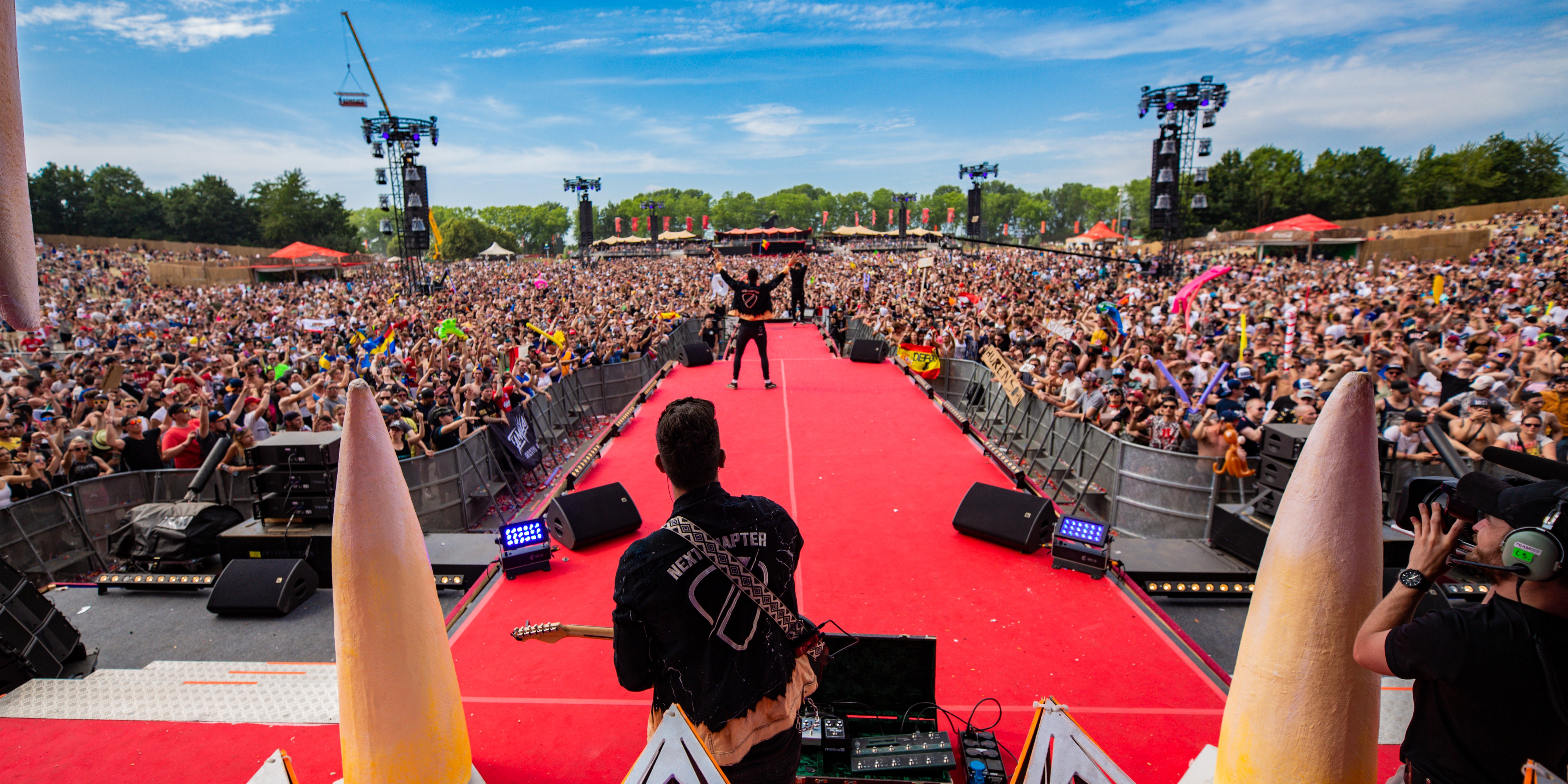 Foto: Nunspeets hardstyleduo had iets bijzonders voorbereid voor Defqon.1: 'Dit is zuur'