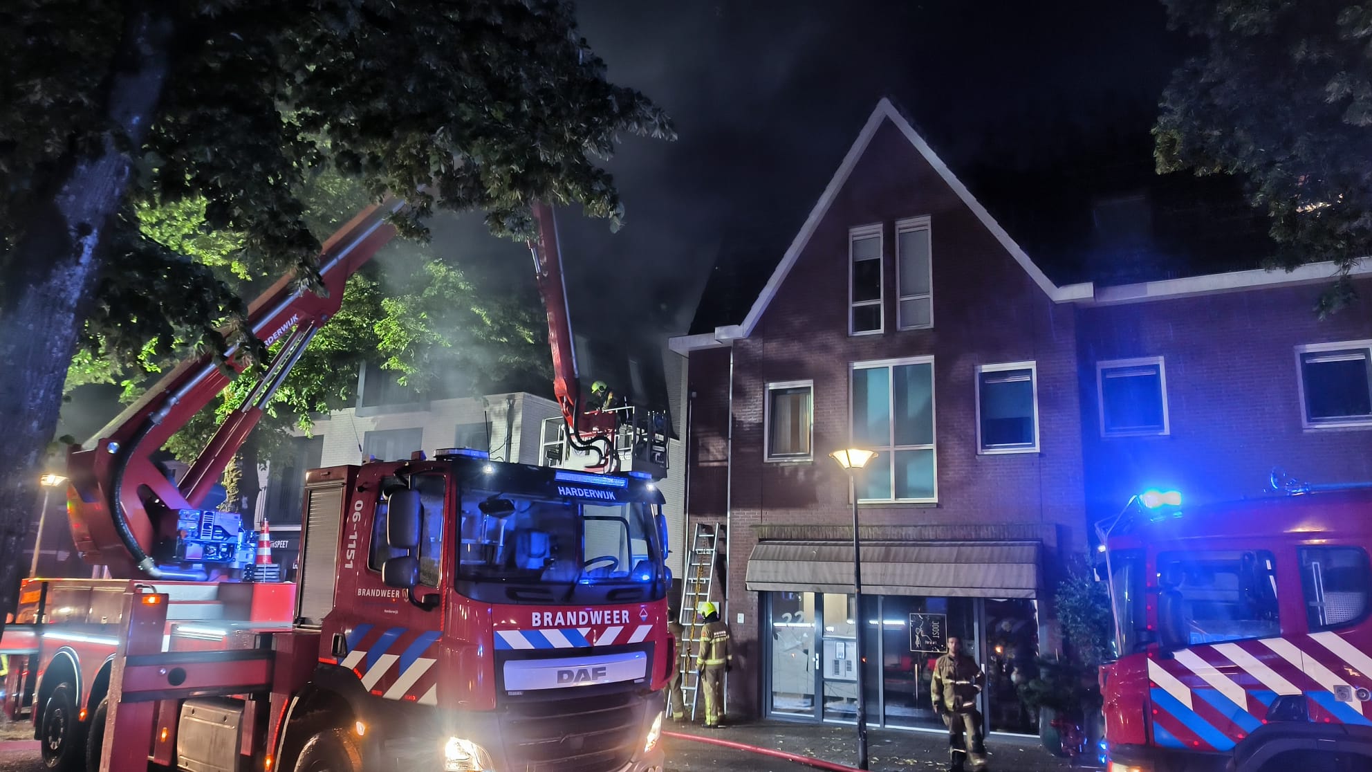 Foto: Bliksem slaat in op dak van appartementencomplex in Nunspeet, bewoners elders opgevangen