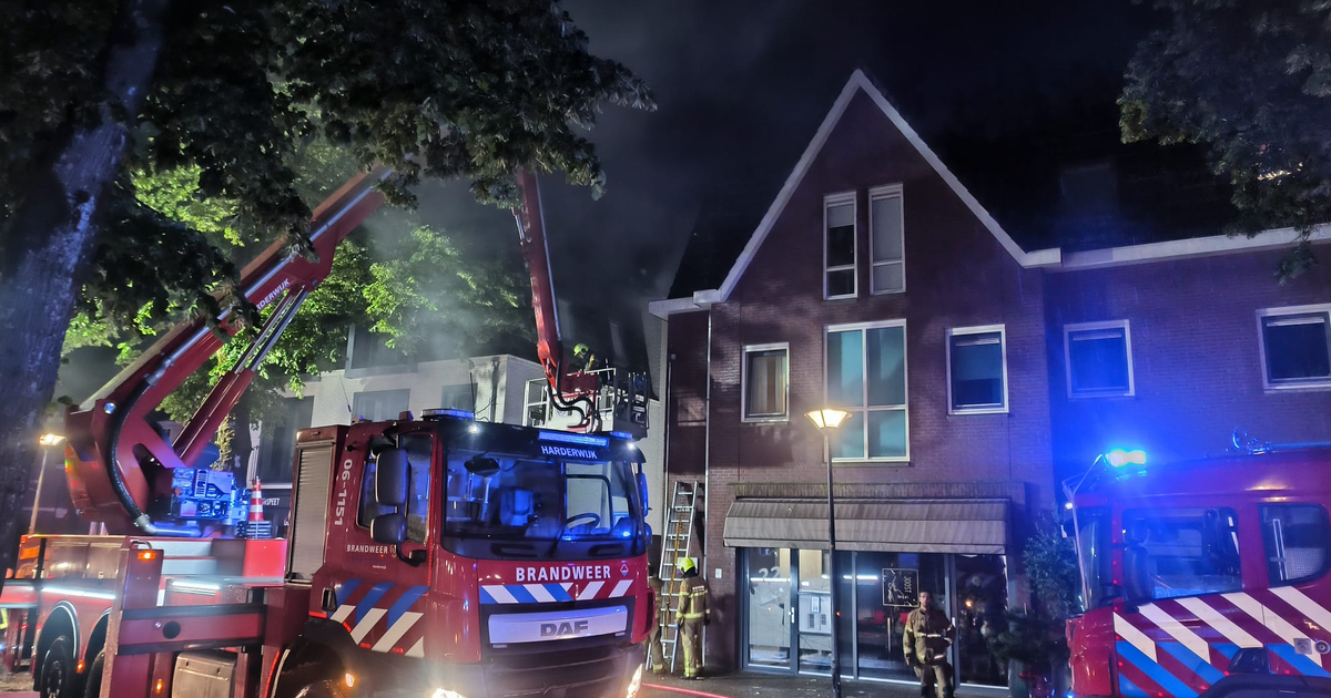 Bliksem slaat in op dak van appartementencomplex in Nunspeet, bewoners elders opgevangen