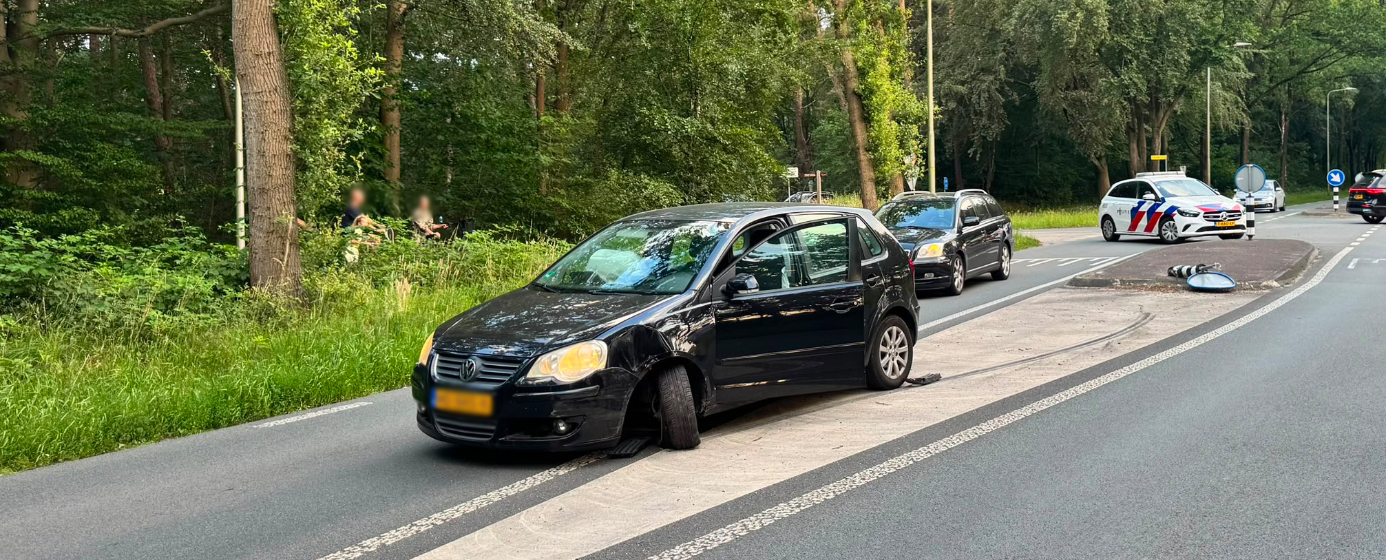 Foto: Elspeter (25) rijdt tegen paal en blijkt flink onder invloed